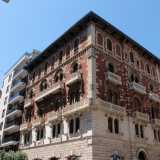 Altro esempio di stile eclettico � palazzo Ingami Scalvini, ubicato nella perpendicolare via Cairoli ad angolo con via Putignani. Costruito nel 1923 � costellato anch�esso di richiami massonici inseriti in una struttura di stile medievale